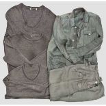 Kleine Uniformsammlung  Drillichhose M 43, drei (zivile?) Pullover und eine Drillichjacke der