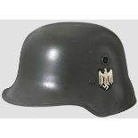 Helm aus Vulkanfiber für Heeresangehörige, beide Embleme Zu 98 % erhaltene feldgraue glatte