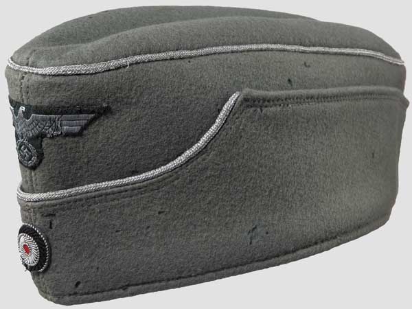 A garrison cap for officers of the army Field-grey doe skin wool body, silver bullion piping,