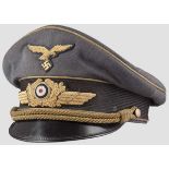 Schirmmütze für einen General der Luftwaffe  Feines luftwaffenblaues Tuch mit einem Besatzstreifen