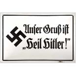 Emailleschild "Unser Gruß ist Heil Hitler!", um 1933 Konvexes, weiß emailliertes Eisenschild mit