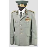 Uniformensemble eines Generalmajors der Volkspolizei Schirmmütze aus grünem Gabardine, im