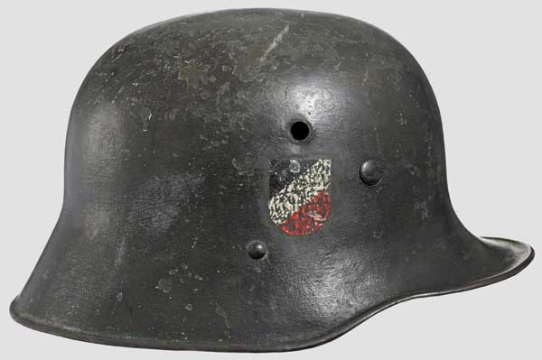 A steel helmet M 16, Austrian, reissued army, DD 75 % rough field-grey over apple-green paint,