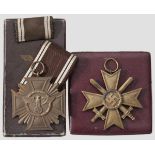 NSDAP-Dienstauszeichnung in Bronze im Etui mit KVK In Bronze geprägte flache Ausführung der NSDAP-