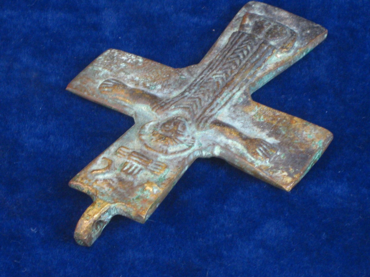 RUSSIAN CHRISTIAN CROSS PENDANT.   A large size cross pendant believed to be of Russian origin, made - Image 2 of 3