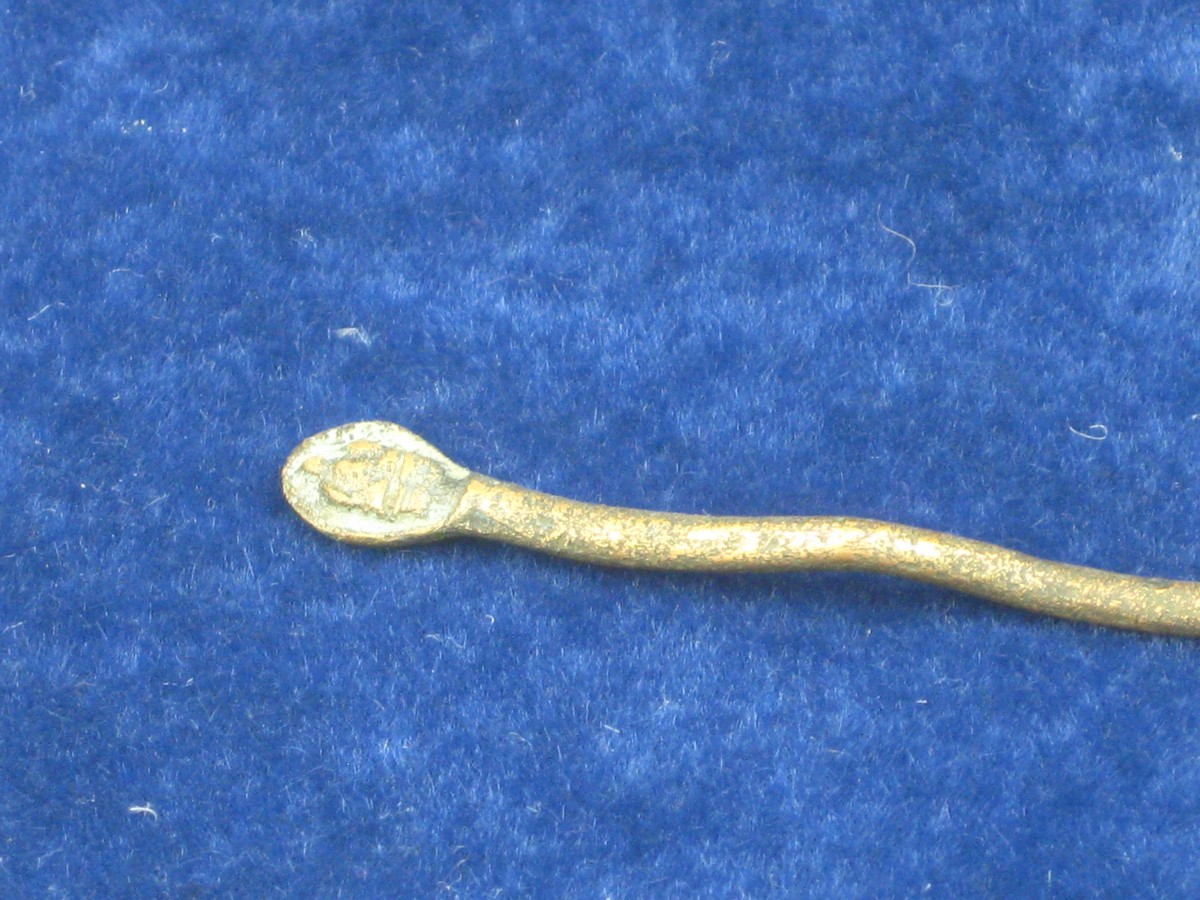 ROMAN BRONZE SNAKE CLOTHES PIN.  A scarce clothing pin from the Roman era in the form of a snake. - Image 3 of 3