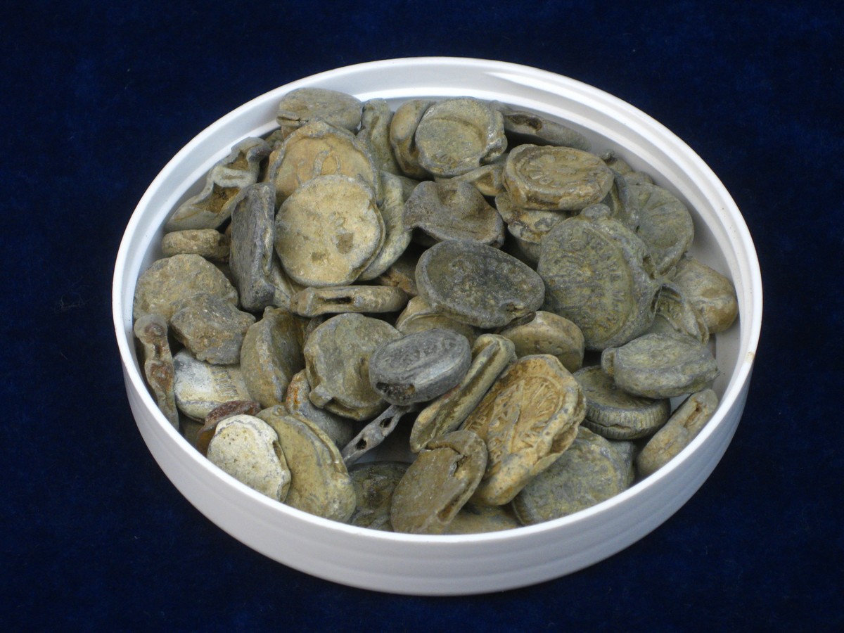QUANTITY LEAD MERCHANT SEALS.  A large bag containing a quantity of lead merchants seals, various - Image 3 of 3