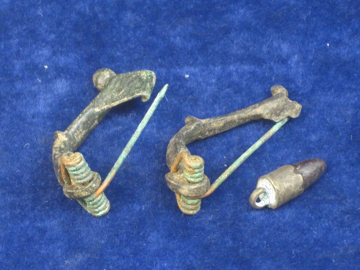 ROMAN FIBULAS & SILVER MOUNTED PENDANT. 2x Roman bronze fibulas complete with pins and a silver - Image 3 of 3