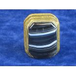 GEORGIAN AGATE MOUNTED PILL OR SNUFF BOX. A gentleman’s snuff or pill box dating @ 1820, made from