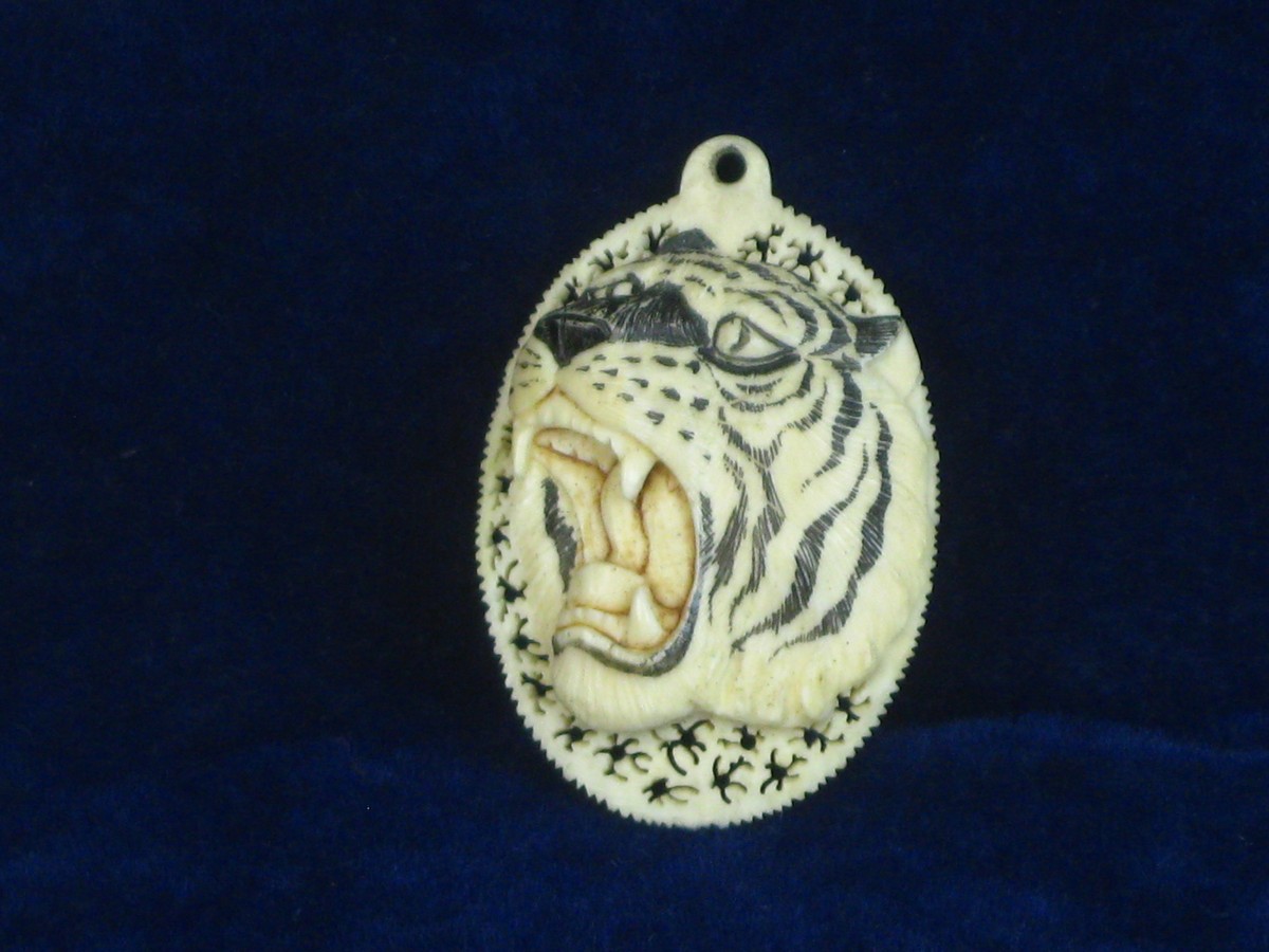 IVORY TIGER PENDANT C19th.   A fine quality ladies pendant made from ivory depicting a roaring tiger - Image 2 of 3