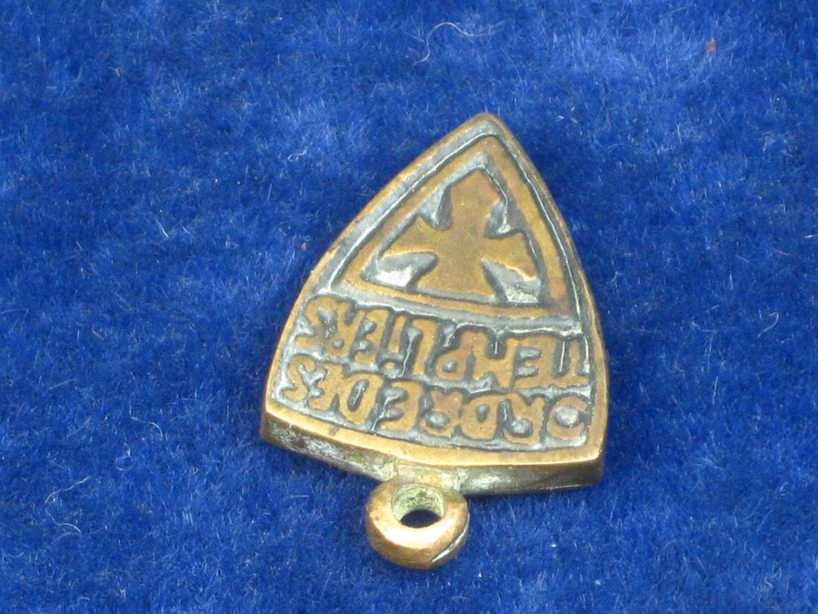 ORDRES DES TEMPLIERS PENDANT.  A small cast bronze pendant from the mid c19th revivalist period in - Image 2 of 3