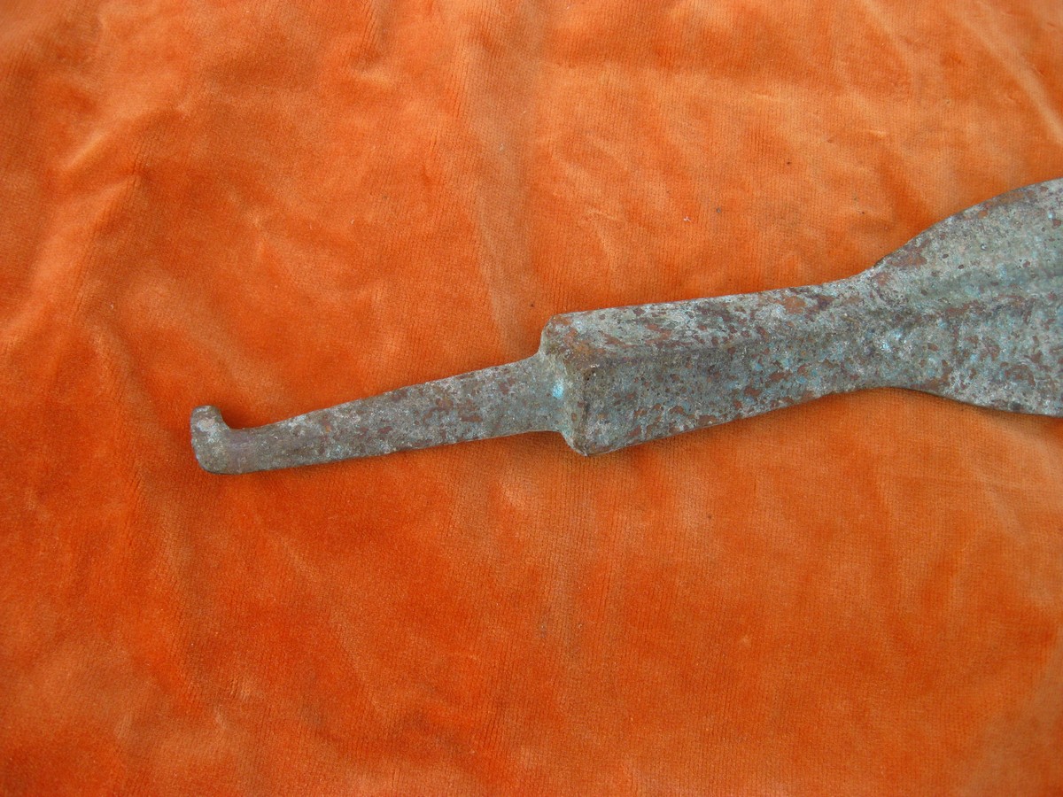 LARGE BRONZE SPEAR HEAD 21 ½ INCHES.    A very large cast bronze tanged spear head with wide leaf - Image 2 of 3