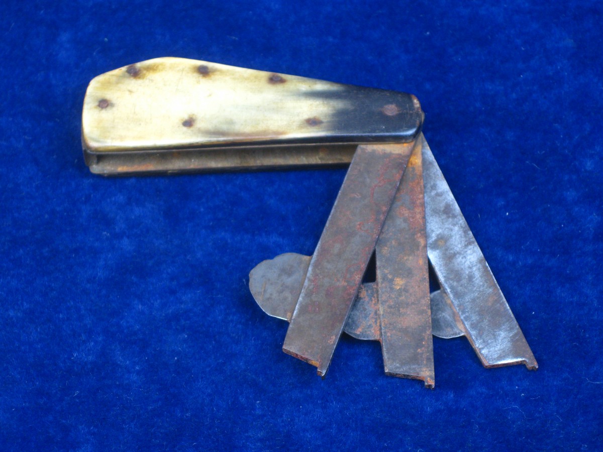 C18/19th SURGEONS BLOOD LETTING TOOL. A horn handled folding surgeons tool dating from the late - Image 3 of 3