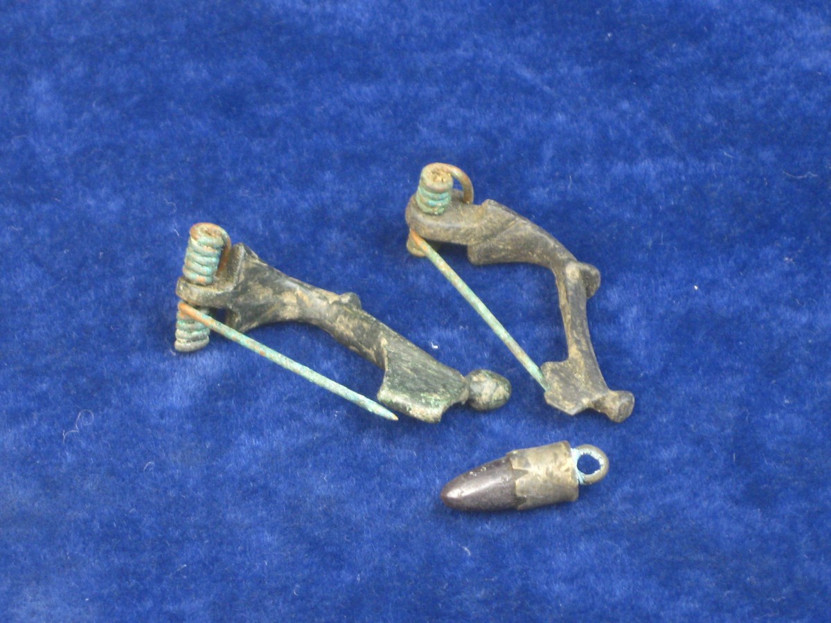 ROMAN FIBULAS & SILVER MOUNTED PENDANT. 2x Roman bronze fibulas complete with pins and a silver - Image 2 of 3