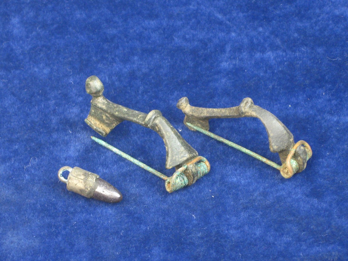 ROMAN FIBULAS & SILVER MOUNTED PENDANT. 2x Roman bronze fibulas complete with pins and a silver