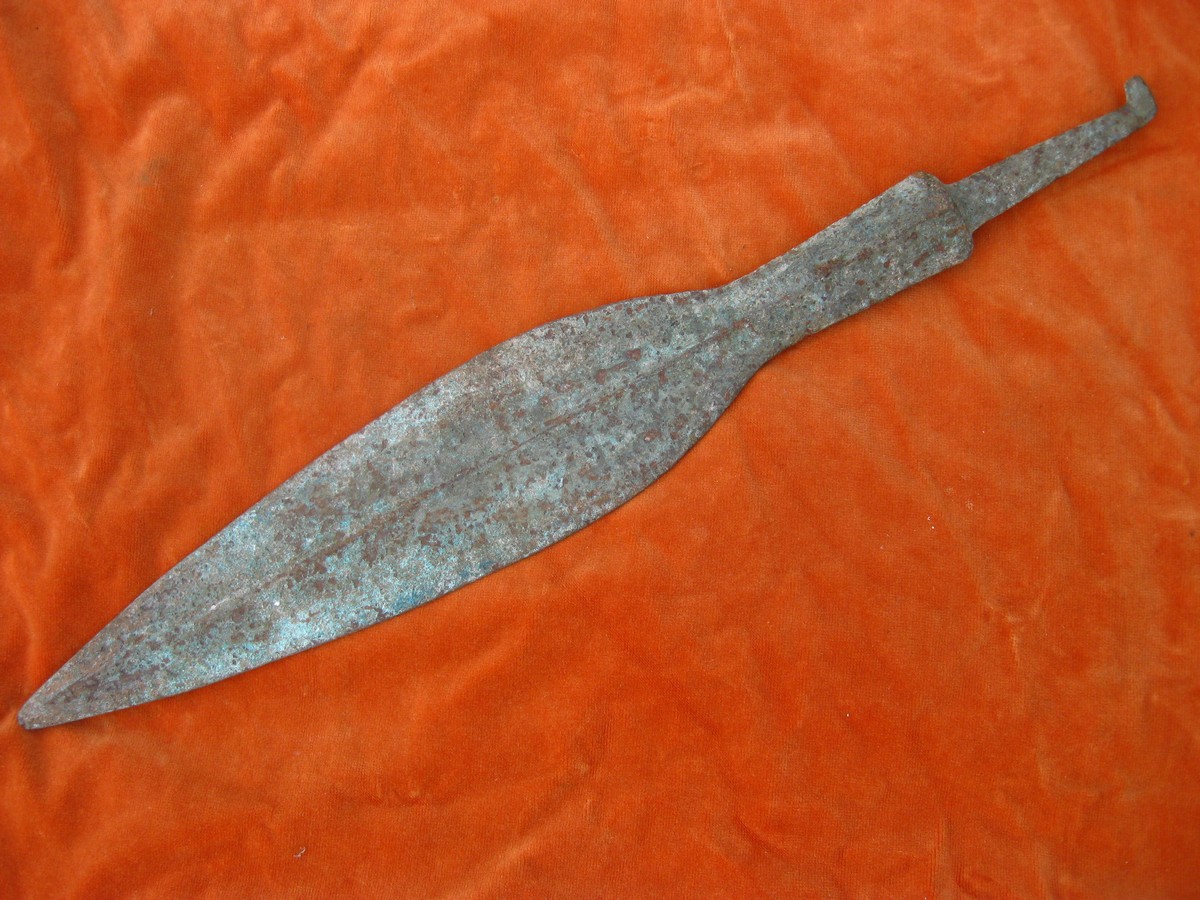 LARGE BRONZE SPEAR HEAD 21 ½ INCHES.    A very large cast bronze tanged spear head with wide leaf - Image 3 of 3