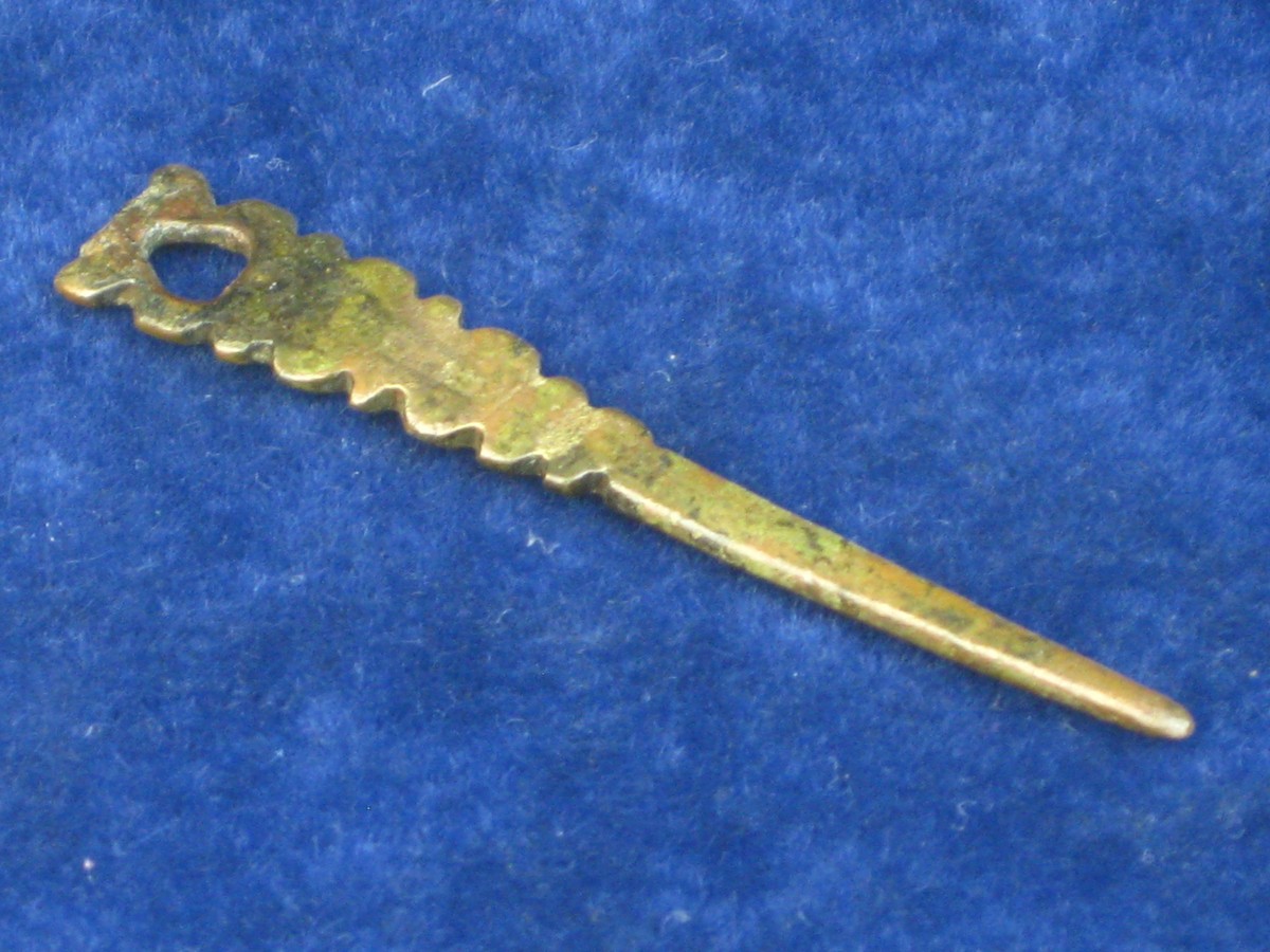 ROMAN NAIL CLEANER. A bronze nail cleaner2 ¾ inches long stated to have been found near Cirencester. - Image 3 of 3