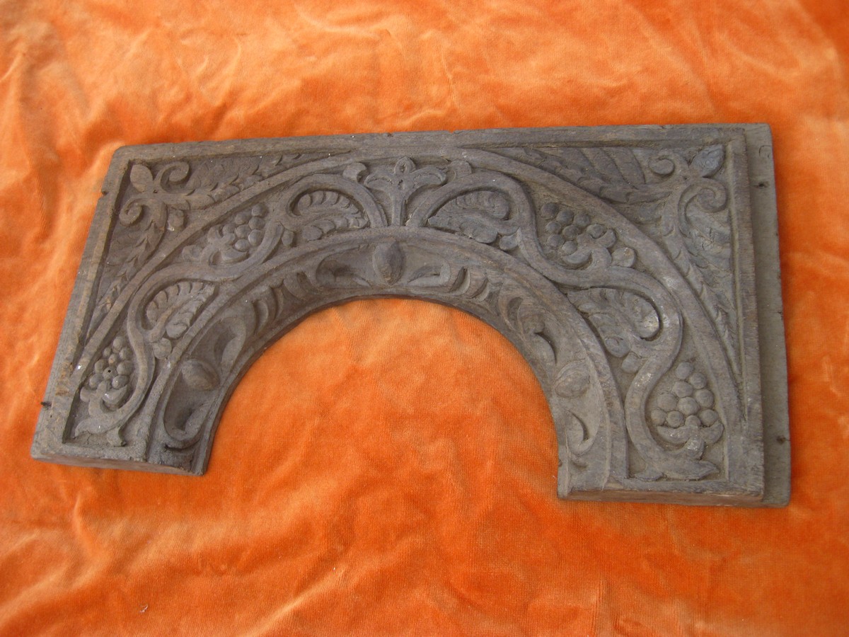 C16th ENGLISH CARVED OAK ARCHED PANEL.  A late C16th elaborately carved oak panel measuring 16 ½ x 8 - Image 2 of 3