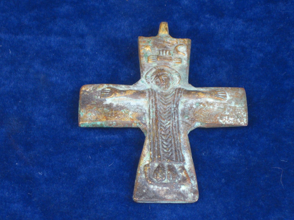 RUSSIAN CHRISTIAN CROSS PENDANT.   A large size cross pendant believed to be of Russian origin, made
