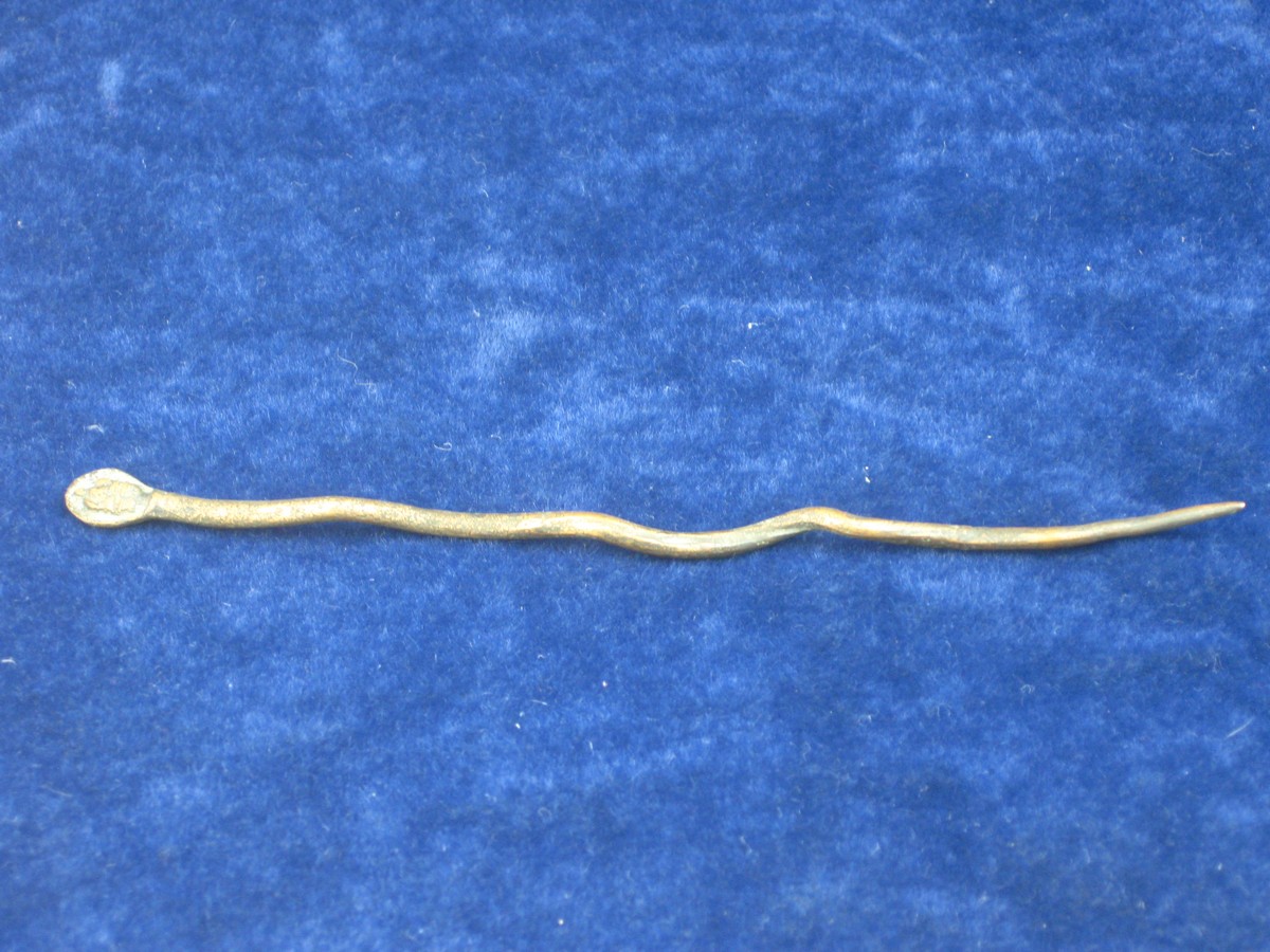 ROMAN BRONZE SNAKE CLOTHES PIN.  A scarce clothing pin from the Roman era in the form of a snake. - Image 2 of 3