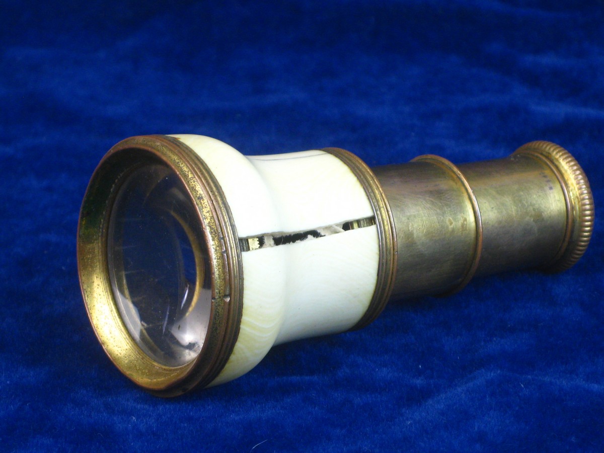 FRENCH IVORY MOUNTED MINIATURE TELESCOPE. In gilded metal and ivory mounts, this miniature telescope - Image 3 of 3