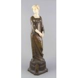 Unidentifizierter Bildhauer des Jugendstil um 1900, große Figur einer jungen Frau in anmutiger Pose,