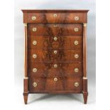 Biedermeier-Herrenkommode/Chiffoniere, um 1820, Magahoni massiv/furniert, 6-schübiger, gerader