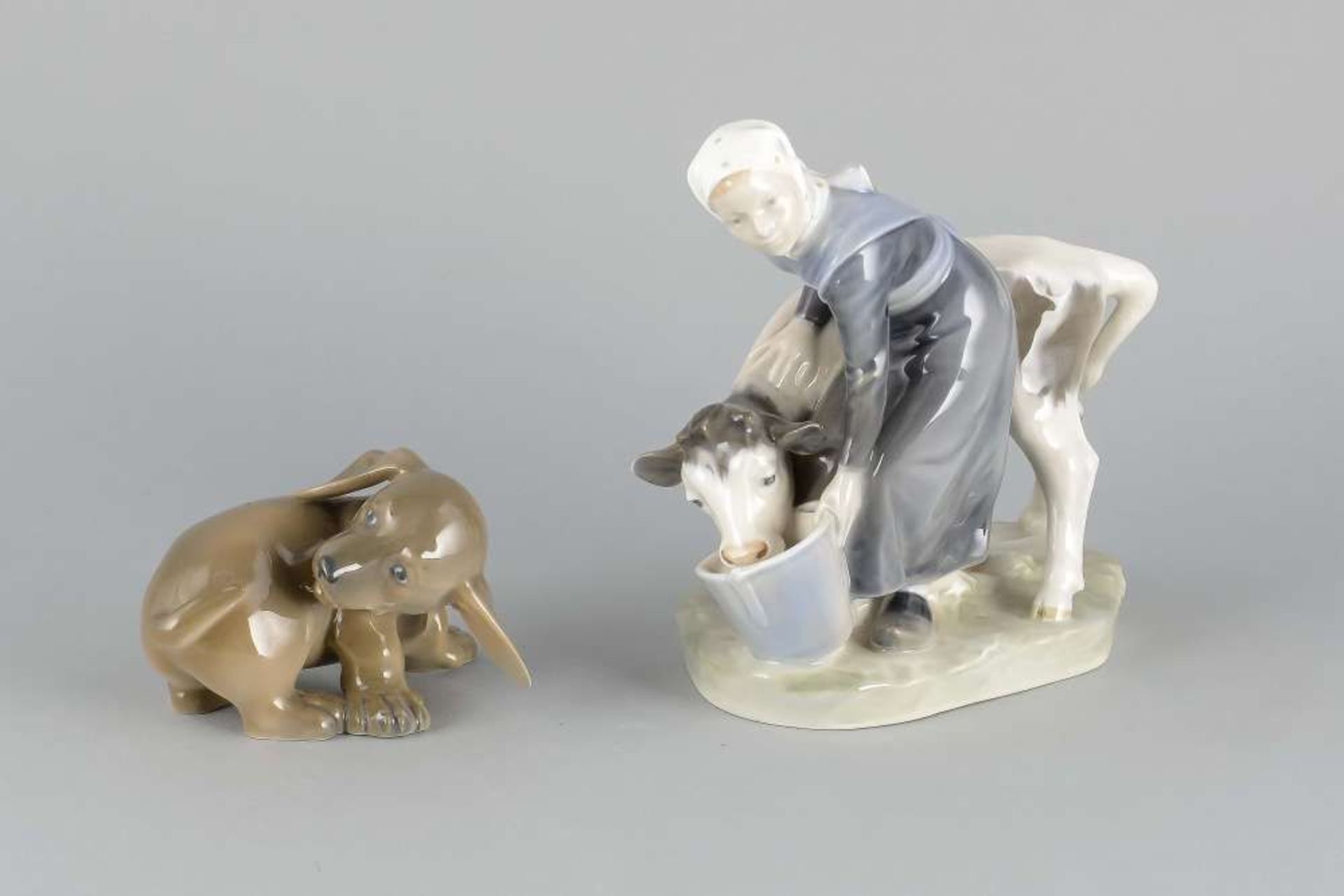 Zwei Figuren, Royal Copenhagen, Dänemark, Marke 1960-74, 1. W., Magd mit Kalb, Entwurf Christian