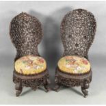 Set von zwei asiatischen, hochlehnigen Stühlen, 19. Jh., Tropenholz mit aufwendiger floraler