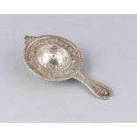 Teesieb, Deutsch, um 1900, Silber 800/000, mit Reliefdekor, Rosenrankenmotive, L. 15 cm, ca. 77 g