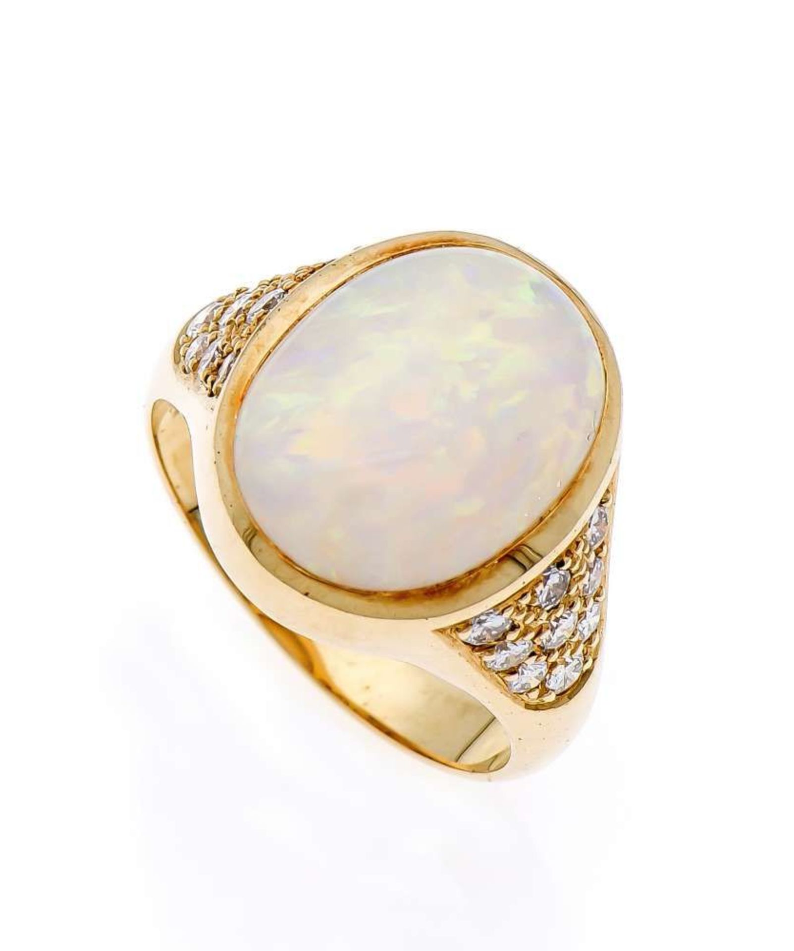 Opal-Brillant-Ring GG 750/000 mit ovalen feinen Milchopalcabochon 4,90 ct mit sehr gutem Farbenspiel