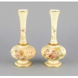 Paar Ziervasen, Royal Worcester, England, um 1900, Modellnr. 1733, auf cremefarbenem Grund