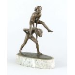 Otto Poertzel (1876-1963), zwei nackte Knaben beim Bocksprung, patinierte Bronze, im ovalen Stand