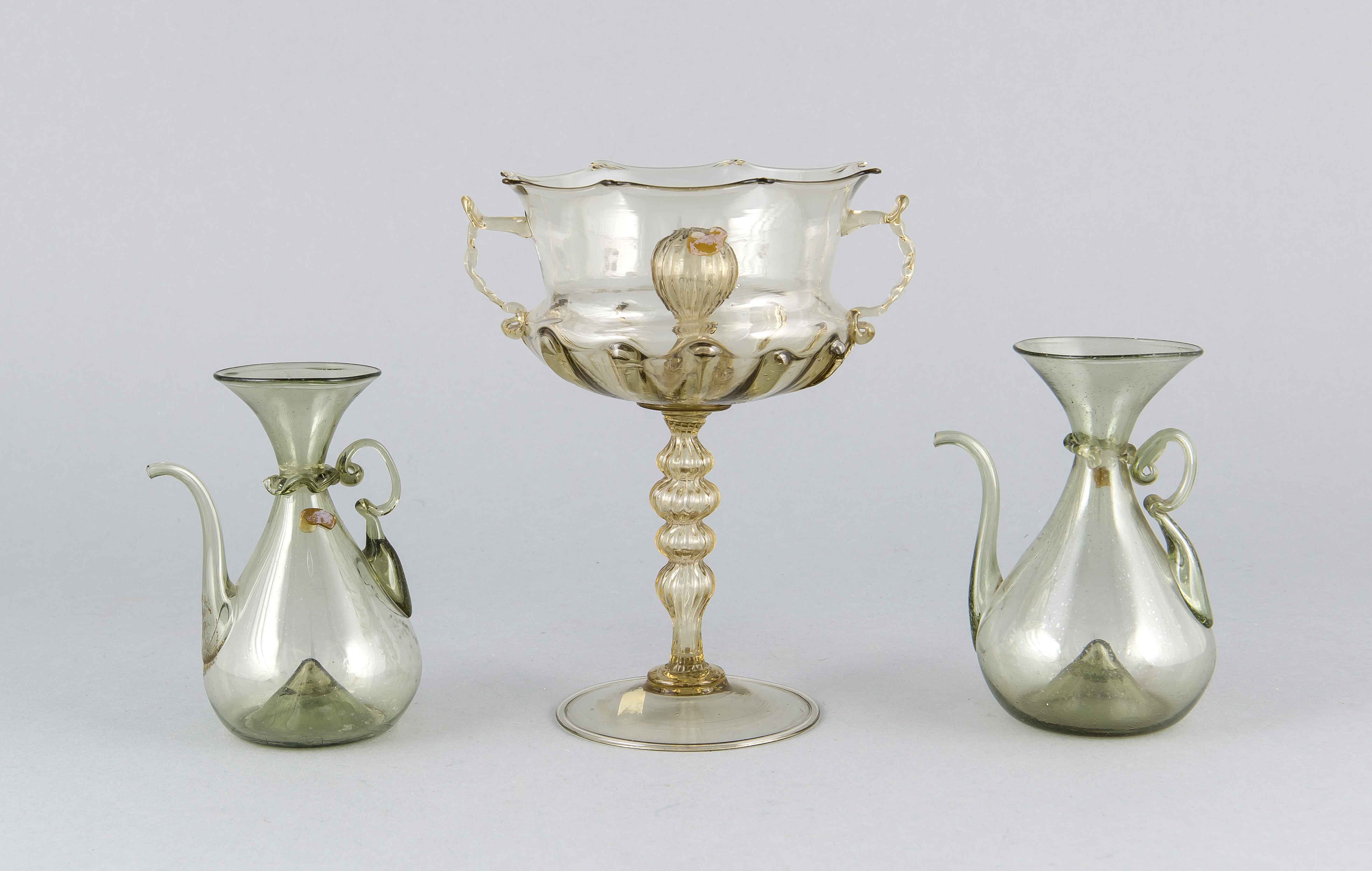 Drei Teile Glas, Murano, 19. Jh., 2 Kännchen, grünliches Glas, bauchiger Korpus mit