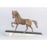 Art-déco-Bildhauer um 1920, große Plastik eines Pferdes, braun patinierter Metallguss