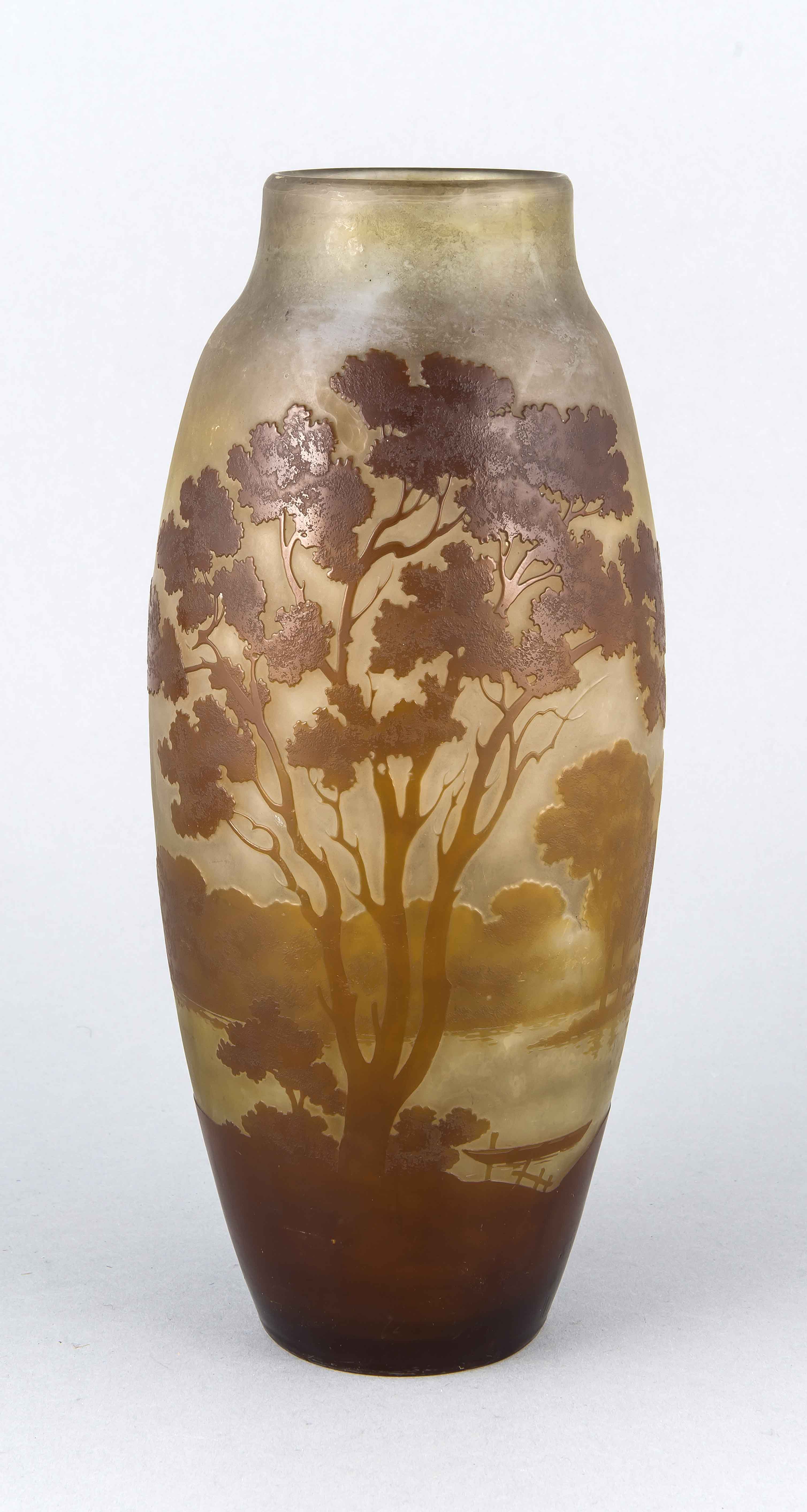 Vase, Frankreich, Emile Gallé, um 1920, ovale Form, grünlich-braunes Glas, braunüberfangen, mit