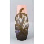 Vase, Frankreich, Emile Gallé, um 1920, ovale Form, weißlich opakes und roséfarbenes Glas,violett