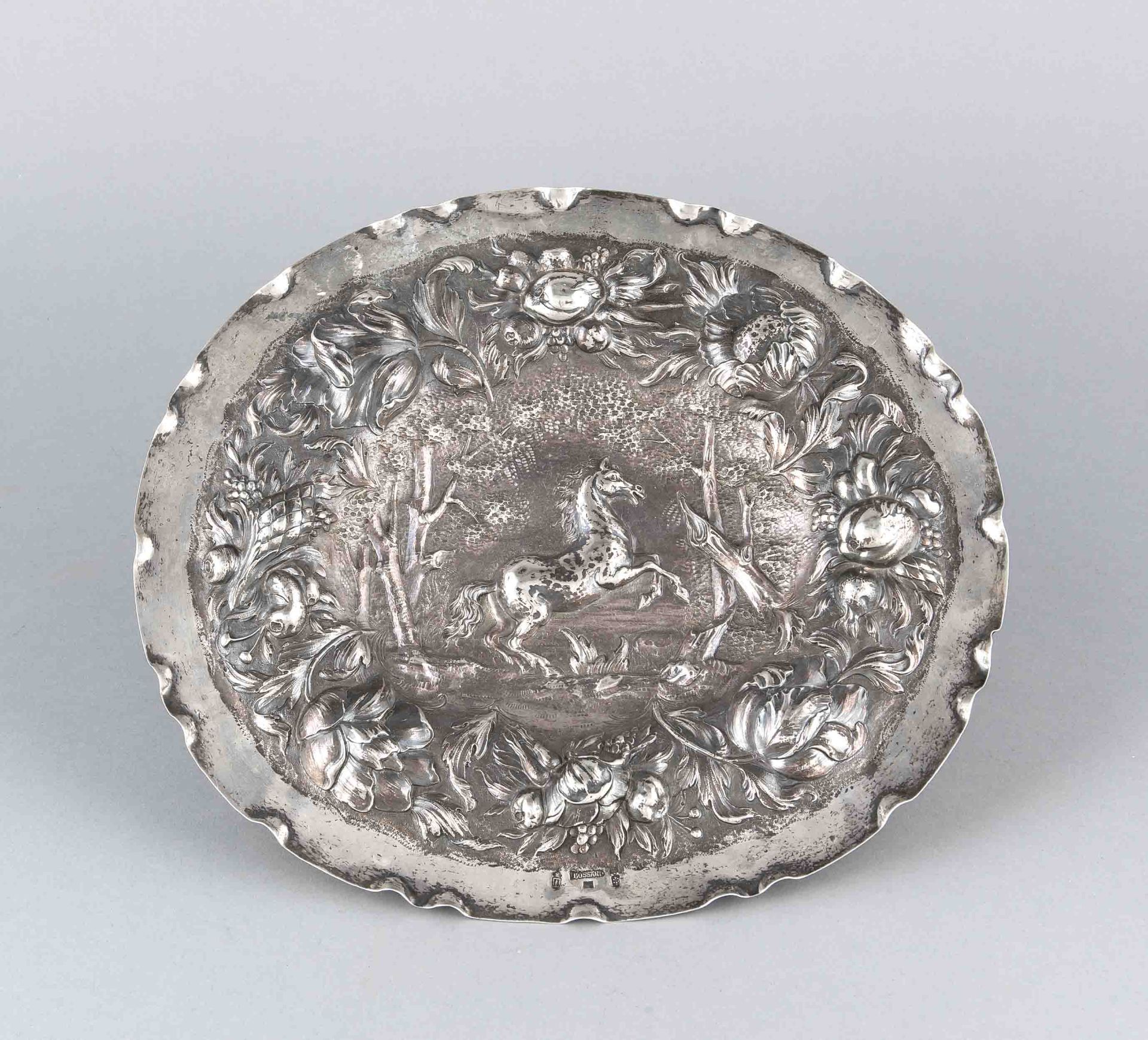Ovale Prunkplatte, 19. Jh., bez. Bossard, Silber 875/000, breite Fahne, leicht gemuldeterSpiegel,