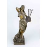 Emmanuel Villanis (1858-1914), 'Bohémienne', grünbraun patinierte, große Bronze einesMädchens mit