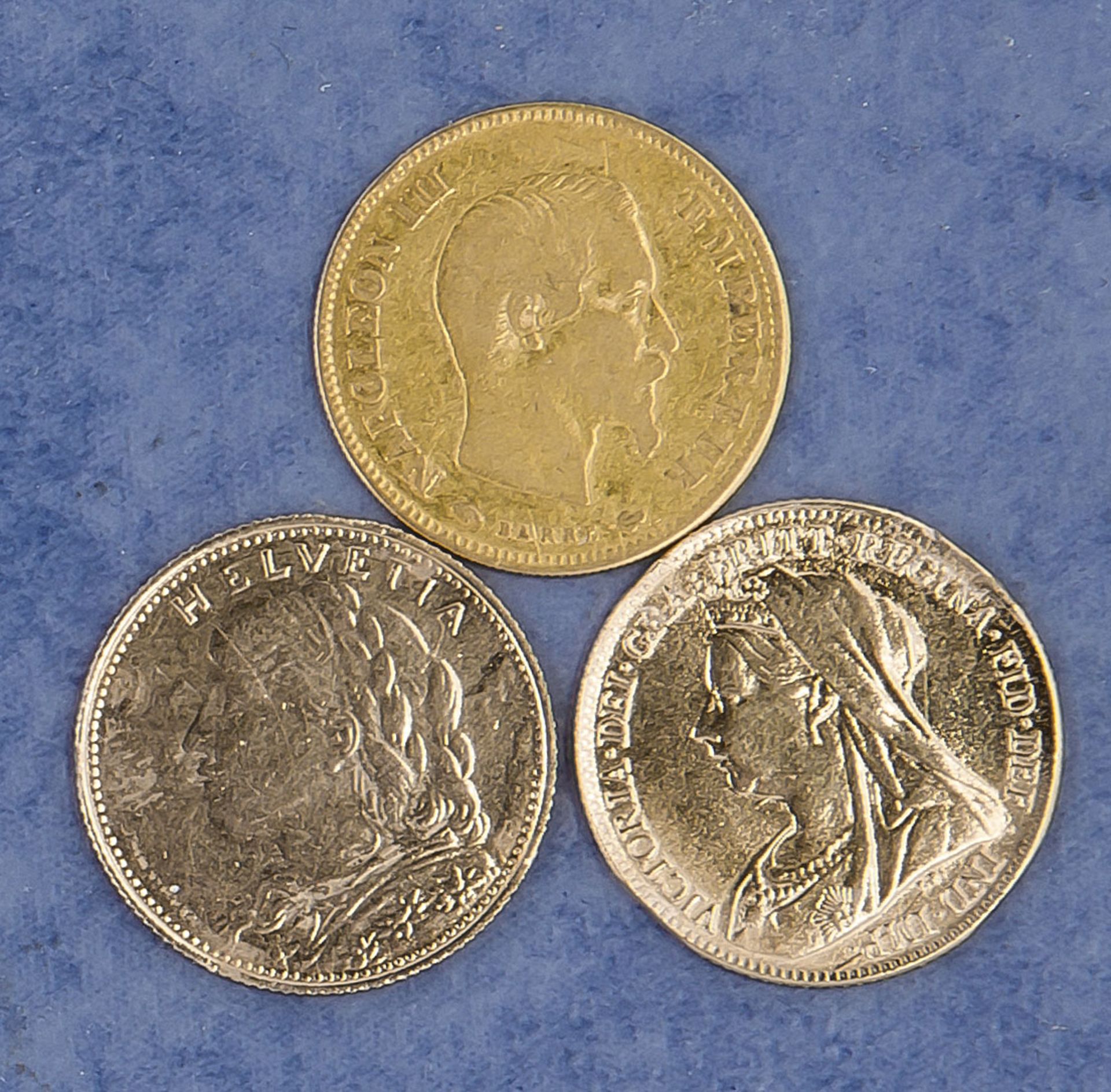 Konvolut 3 Goldmünzen GG 900/000 10 Franc 1922 B, 10 Francs 1857 A, England 1897 S HalfSovereign