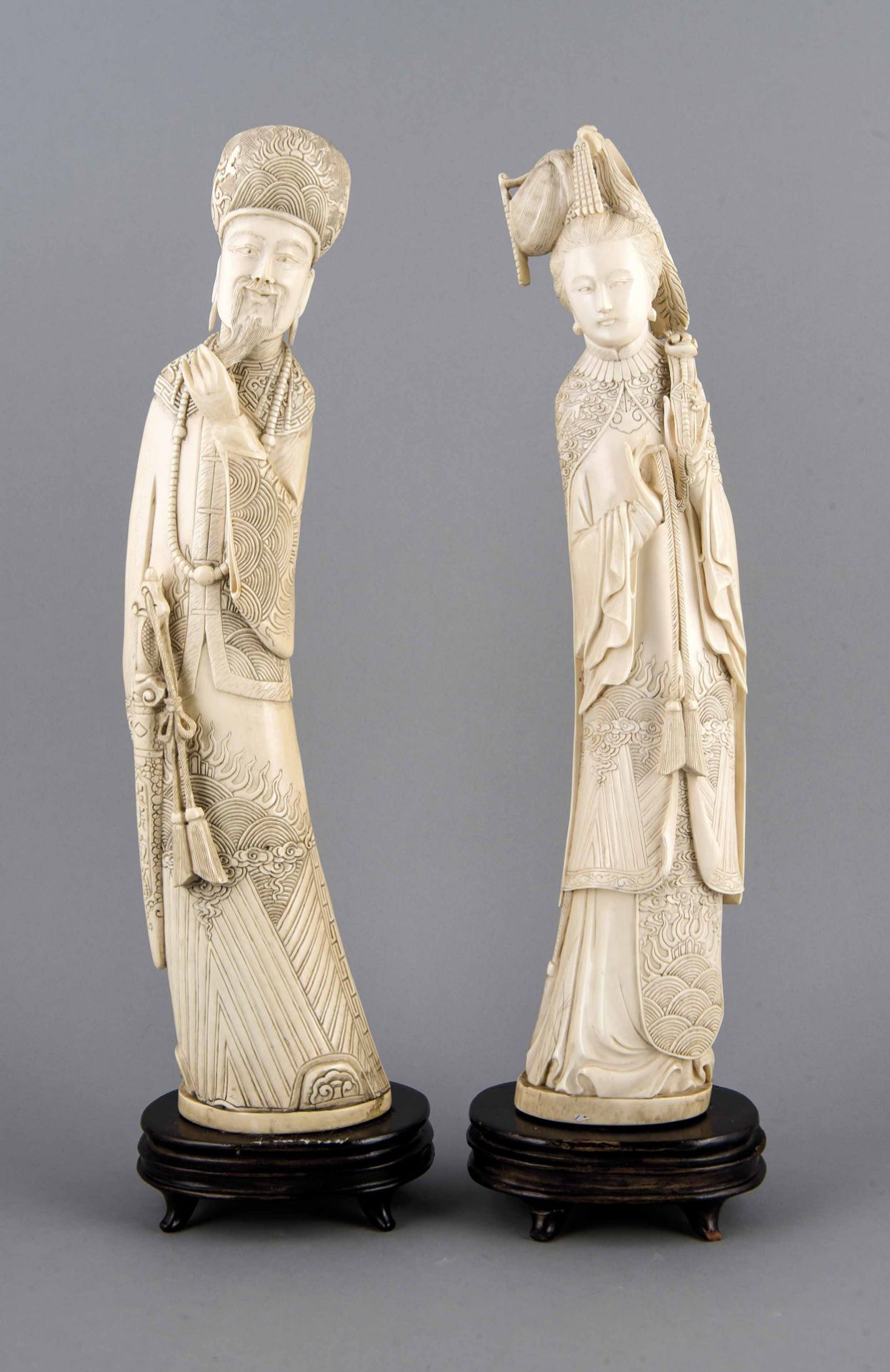 Paar imposante Elfenbeinfiguren, China 19. Jh., der Form des Zahns folgende, schlankeFiguren eines