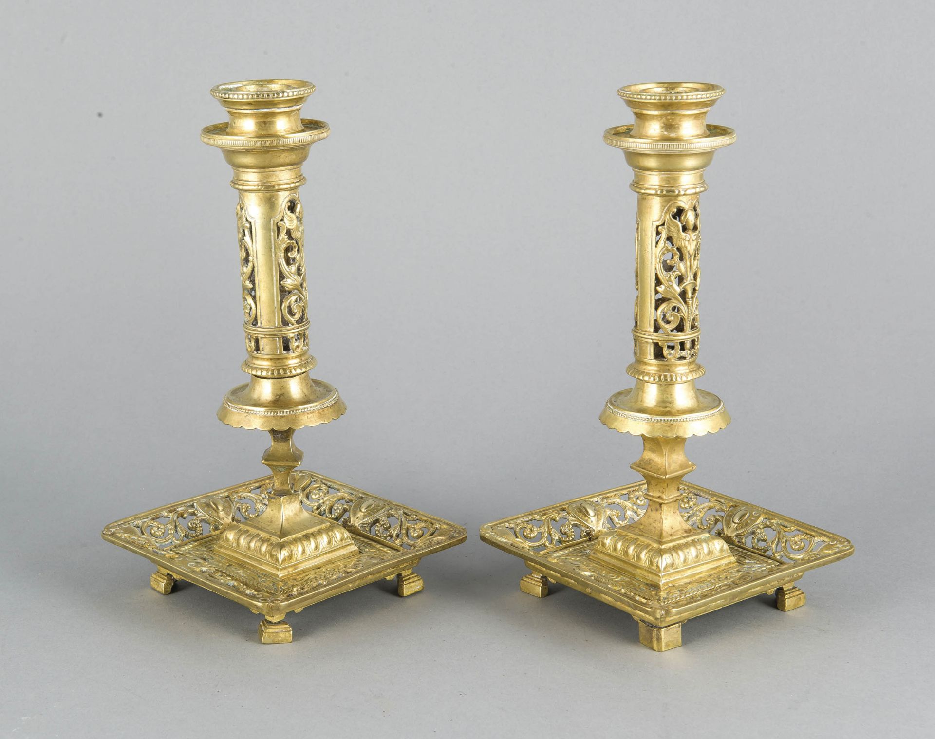 Paar Kerzenleuchter, 19. Jh., Gelbguss reliefiert und durchbrochen gearbeitet, Darstellungvon