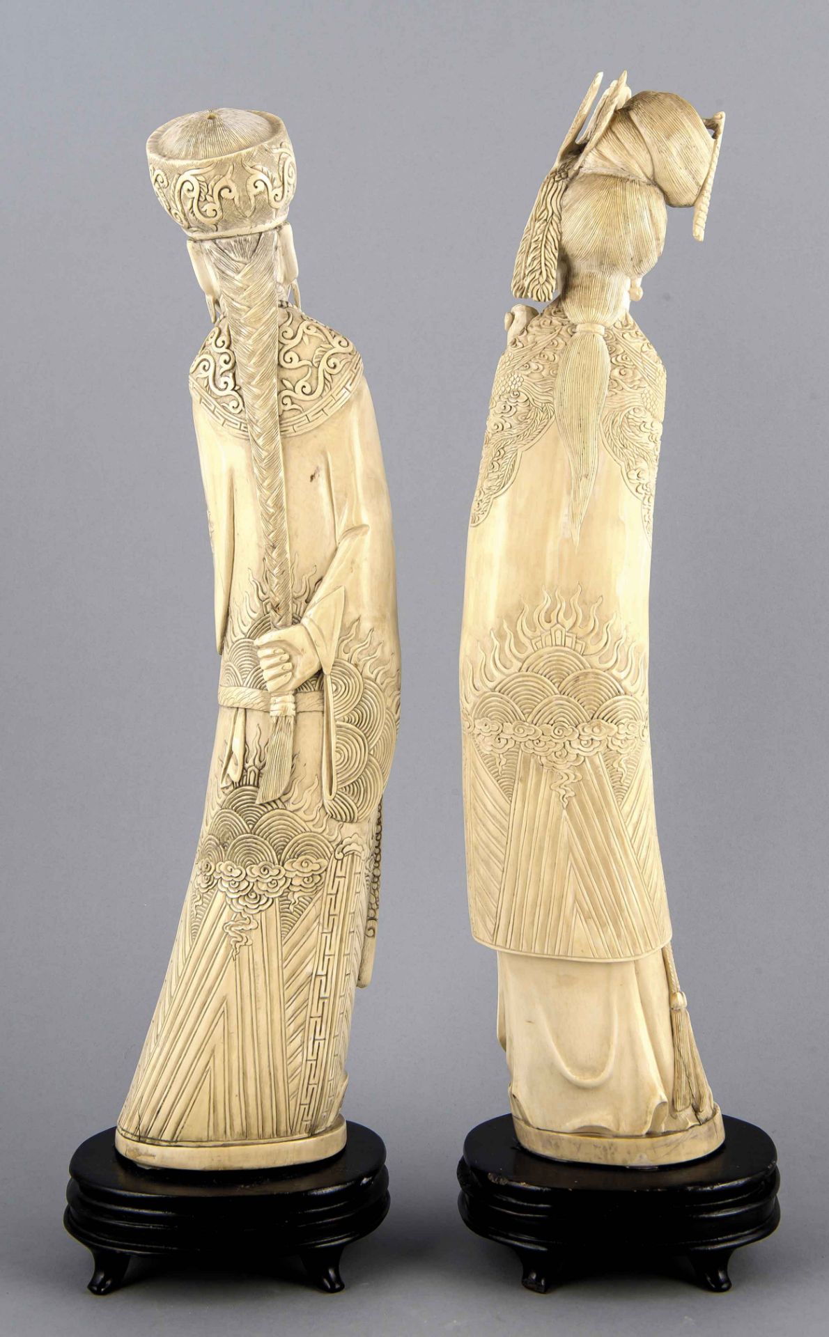 Paar imposante Elfenbeinfiguren, China 19. Jh., der Form des Zahns folgende, schlankeFiguren eines - Image 2 of 2