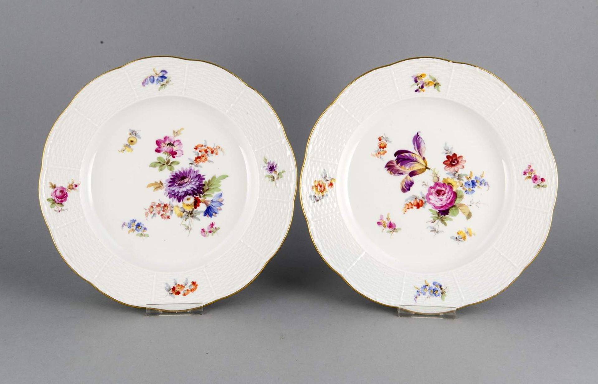 Zwei Teller, Meissen, Marke 1850-1924, 1. W., Form Ozier, polychrome Malerei,Blumenbouquet,