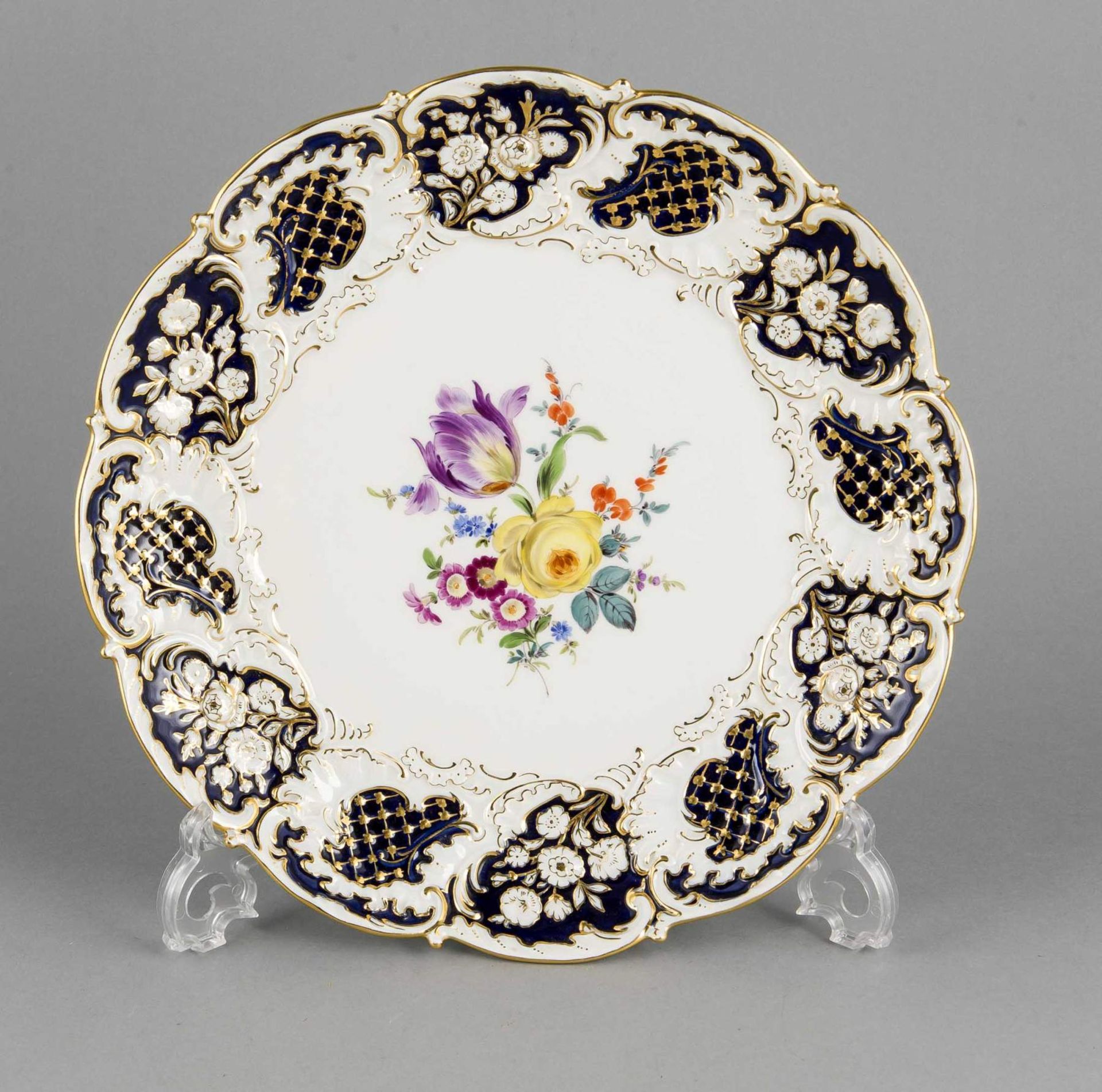 Gebäckteller, Meissen, 1950er Jahre, 1.W., im Spiegel polychrome Malerei, Blumenbouquet,