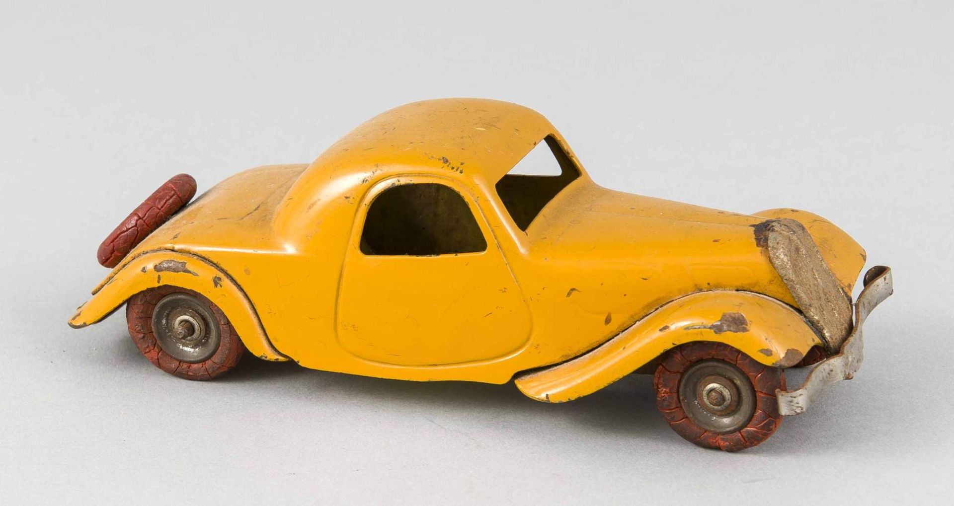 Pierre Brices erstes Auto: Citroen, Metall mit gelber Lackierung, Aufziehfahrzeug mitGummireifen,