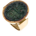 Wappen-Ring GG 585/000 mit einem geschnitzten Wappen in einem ovalen Jaspis, 15 x 12 mm,RG 42, 6,2