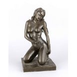 Anonymer Bildhauer des 21. Jh., Bronze, kniender weiblicher Akt, auf quadratischer Pinthe,H. 29