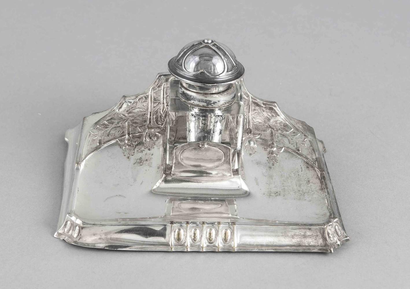 Jugendstil-Tintenfaß, um 1900, plated, rechteckige Form, mit floralem Reliefdekor,Glastintenfaß,