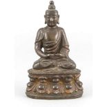 Sitzender Buddha, wohl Siam 1. H. 20. Jh., braun patinierte Bronze mit Resten farbigerFassung, auf
